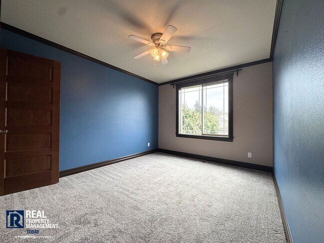 Building Photo - Spacious 4 Bed / 3 Bath Home with Loft, Fenced Yard & Covered Patio in Puyallup!