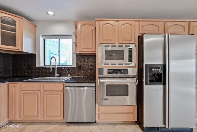 Building Photo - 1831 E La Jolla Dr