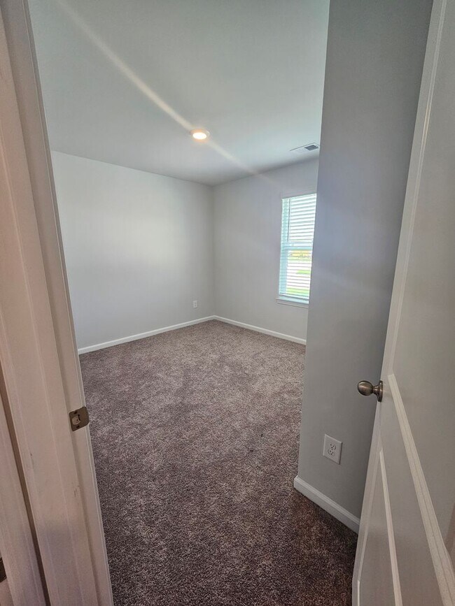 Building Photo - 4 Bedroom Home in Surf City!