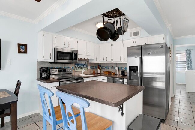 Building Photo - 554 E Beach Blvd