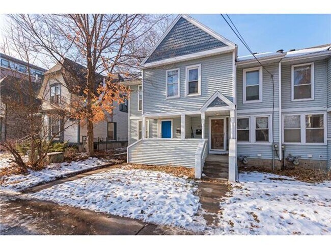 Building Photo - 3 Bedroom 2 Bath Close to the U of M Avail...