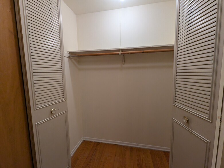 Building Photo - 665 W Wrightwood Ave
