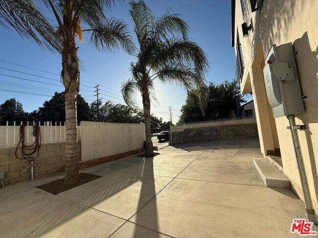 Building Photo - 9904 Laurel Canyon Blvd