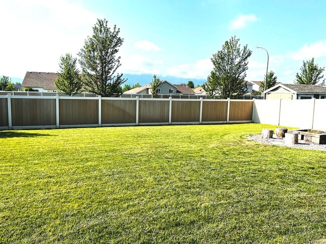 Building Photo - Beautiful 3 Bedroom, 2.5 Bath Two-Story Home with Office in Post Falls