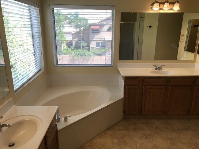 Building Photo - Gilbert Home - 5 Bed + Den & 2.75 Bath with Beautiful Pebble Teck Pool