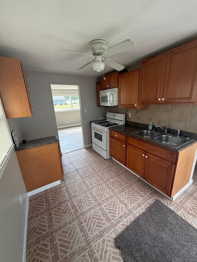 Building Photo - Austintown, Updated 3/4 Bedroom, 1 1/2 Bat...