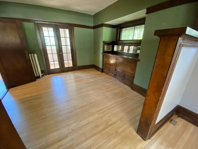 Building Photo - 2016-2018 E 6th Street