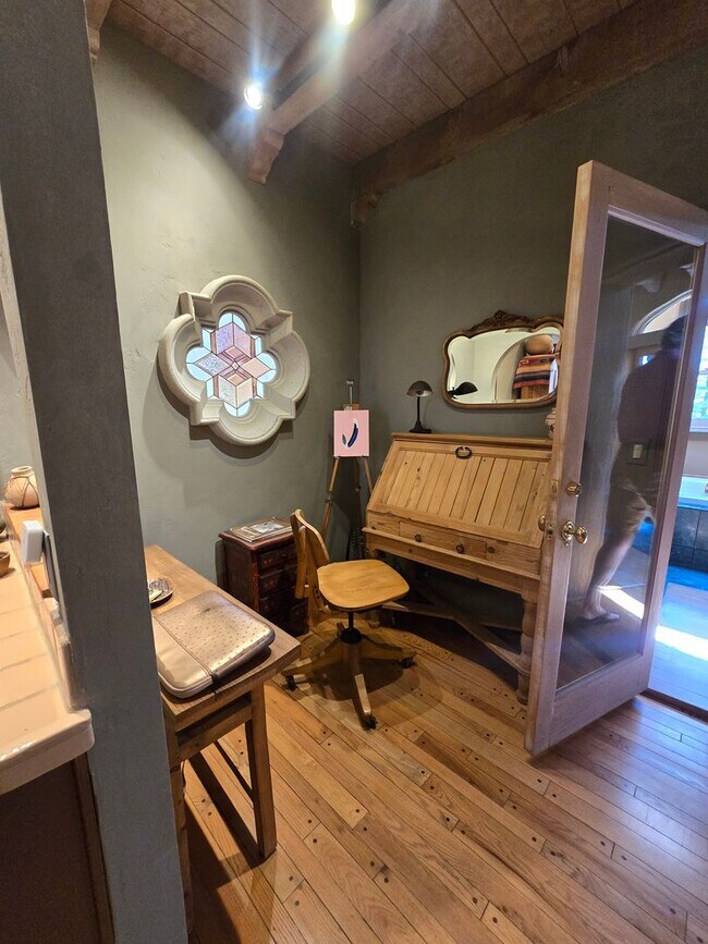 Building Photo - Furnished, 6-12 month rental