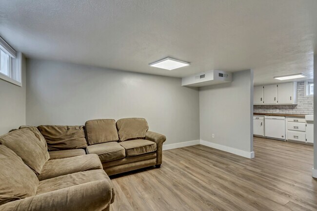 Building Photo - 718 N 100 W St