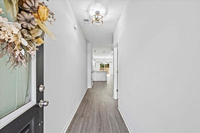 Building Photo - The Commons Stunning Townhome - 3 Bed 2.5 ...