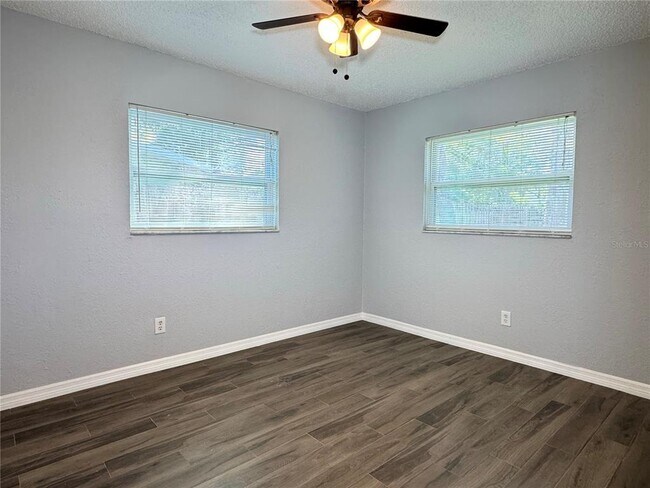 Building Photo - 904 Lake Palms Dr