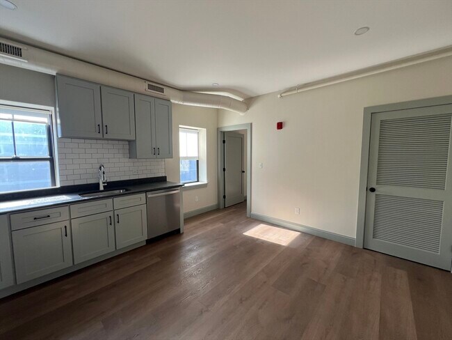 Building Photo - 160 Seabury St