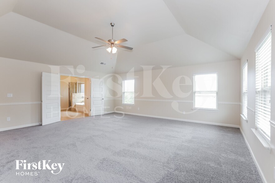 Building Photo - 1328 Wild Rose Dr SE