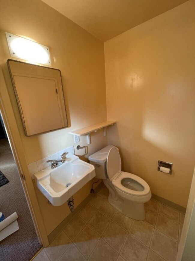 Building Photo - 3Bd/1.75Ba Shoreline House
