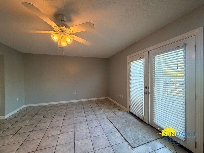 Building Photo - Charming Two-Story Townhome Near the Beach!