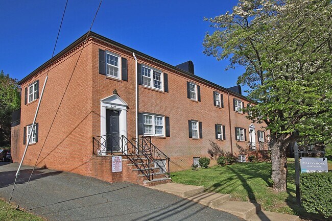 Building Photo - Renovated UVA Apartment in a Prime Location Near School of Data Science