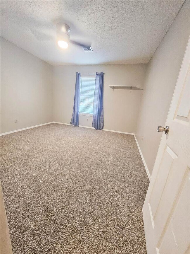 Building Photo - 2513 NW Robinhood Dr