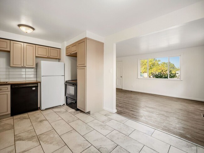 Building Photo - 6011 N Braeburn Dr