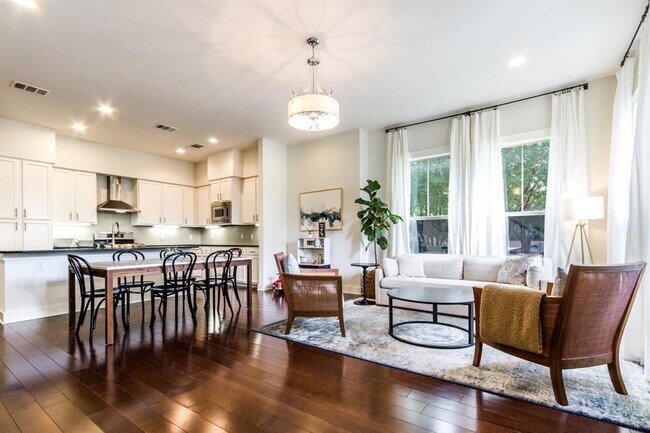 Building Photo - 2520 Bluebonnet Ln