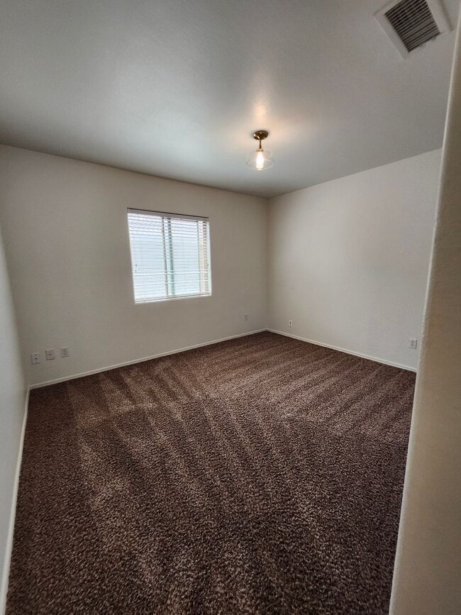 Building Photo - Beautiful Mountain Views! 3bedrom 2 bath