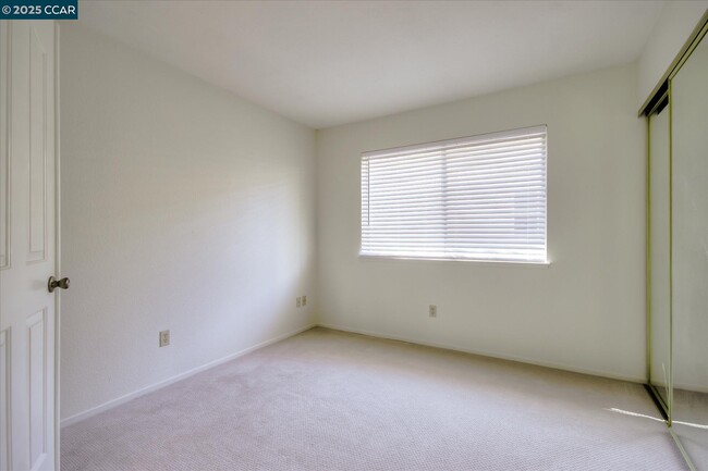 Building Photo - 5070 E Lakeshore Dr