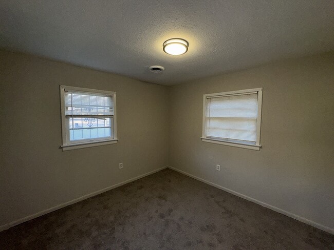 Building Photo - 5325 Queen Mary Ln