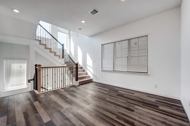 Building Photo - 11017 Mikula Dr