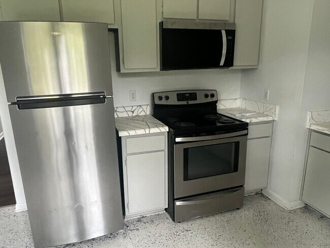 Building Photo - 3 bedrooms - 2 bath Home
