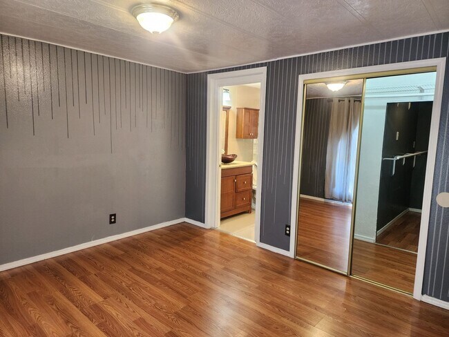 Building Photo - Beautiful 3 Bedroom with additonal 4th bedroom! Larg fenced front & backyard!!