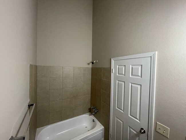 Building Photo - 2 Bedroom 2 Bathroom Townhouse Near Quincy and Buckley!!