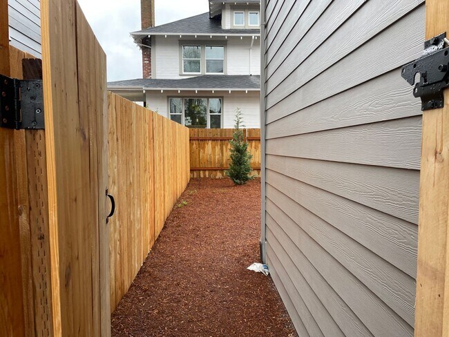 Building Photo - Beautiful 4Bd + 3Ba Home in North Portland...