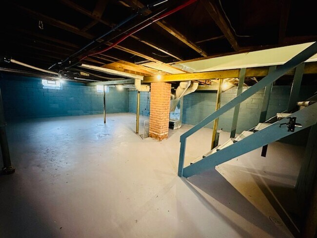 Building Photo - 3 Bedroom 1 Bath For Lease Section 8 Ready