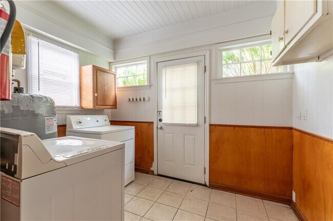 Building Photo - 1387 Church St