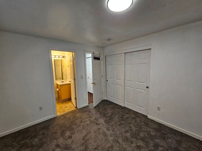 Building Photo - 3Bd/2Ba Single Story Home-Available to View!