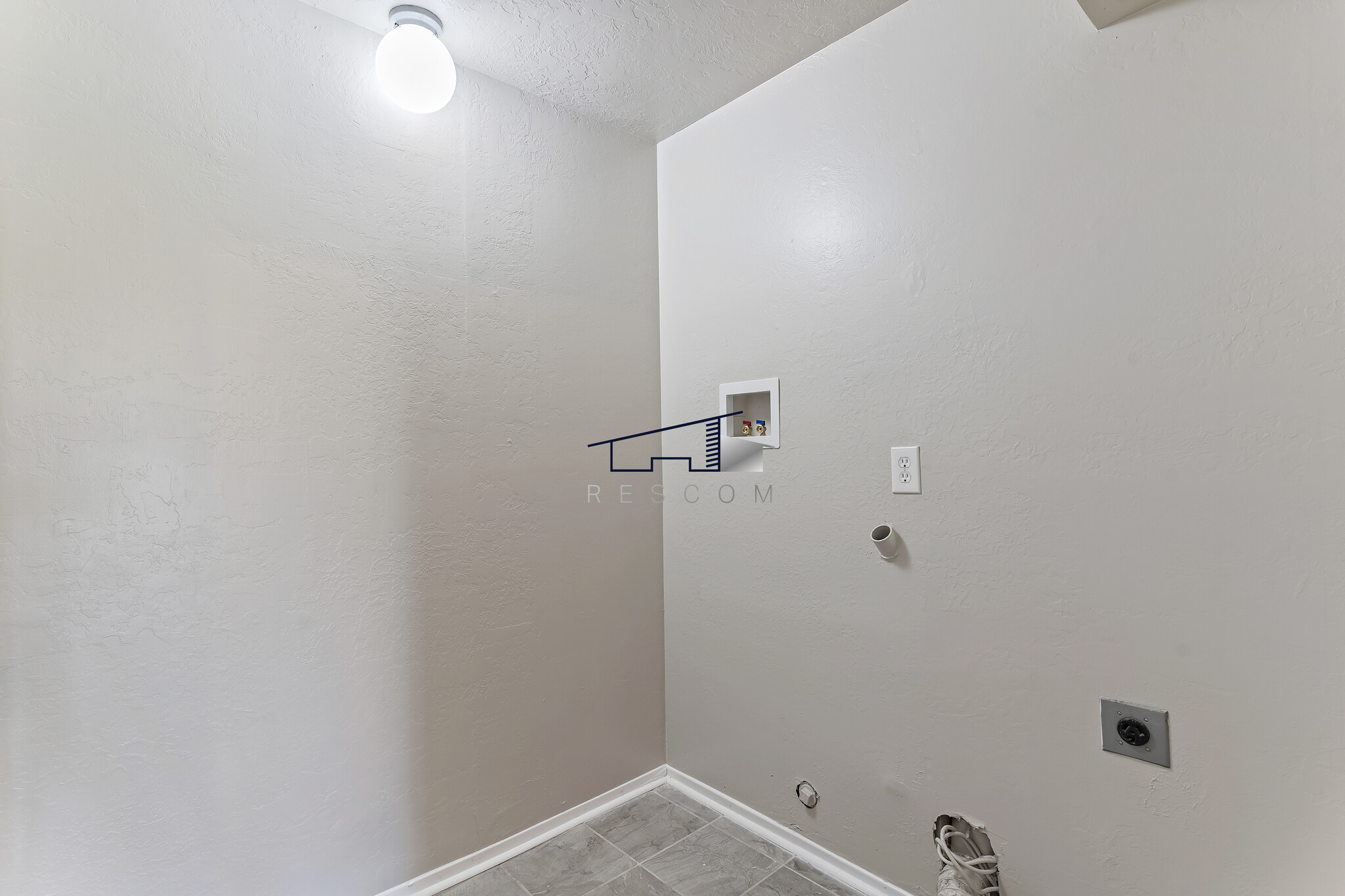 Building Photo - 26 White Barn Dr