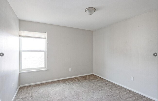 Building Photo - Well maintained Condo Westminster