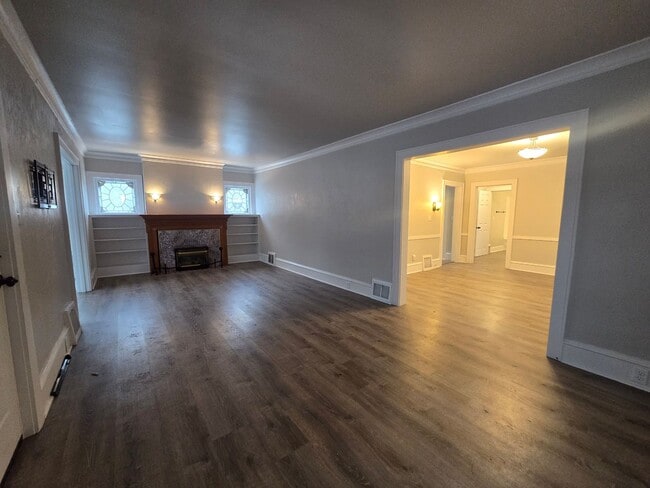 Building Photo - VIDEOTOUR: Gorgeous Victorian 4-bedroom home with Huge Garage! PETS WELCOME