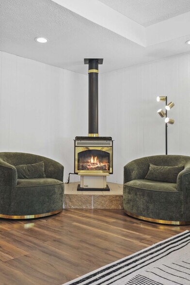 Building Photo - 5488 Fernwood Ln