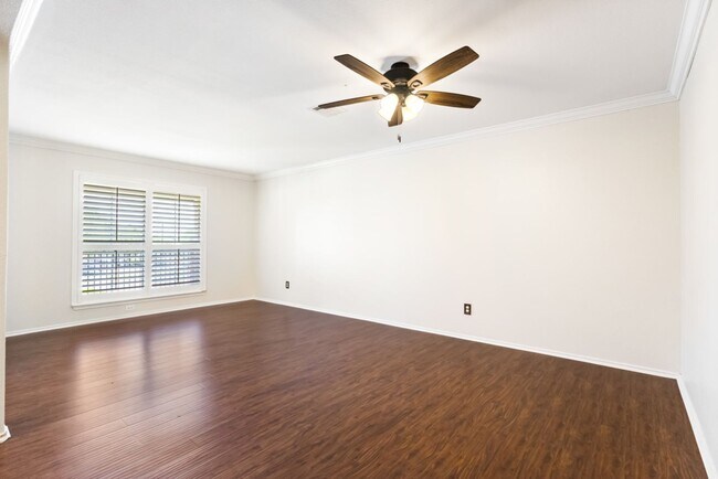 Building Photo - 4 Bedroom/2.5 Bath Wildhorse Subdivision