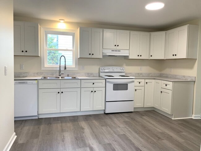 Building Photo - Newly renovated 4 bed/2.5 bath single fami...