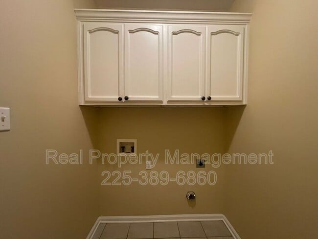 Building Photo - 25889 Regency Ave