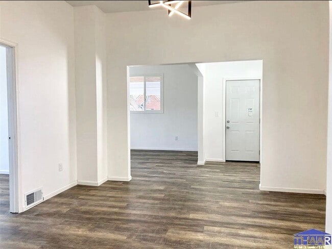 Building Photo - Move in by November 30th… and pay NO RENT ...