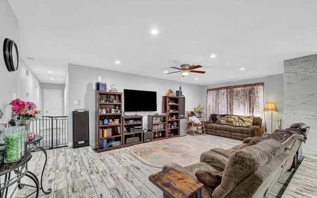 Building Photo - Beautifully renovated single-story home fe...