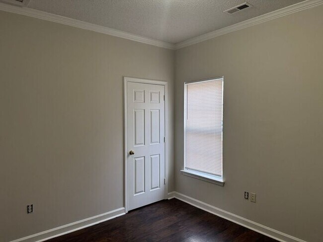 Building Photo - Great 3 bedroom with garage!