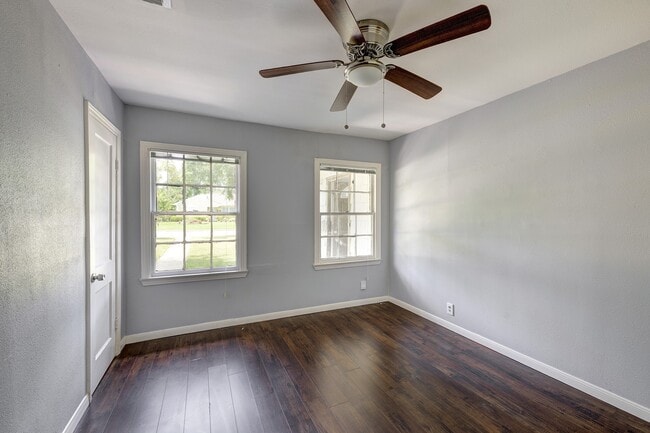 Building Photo - 126 Pamellia Dr