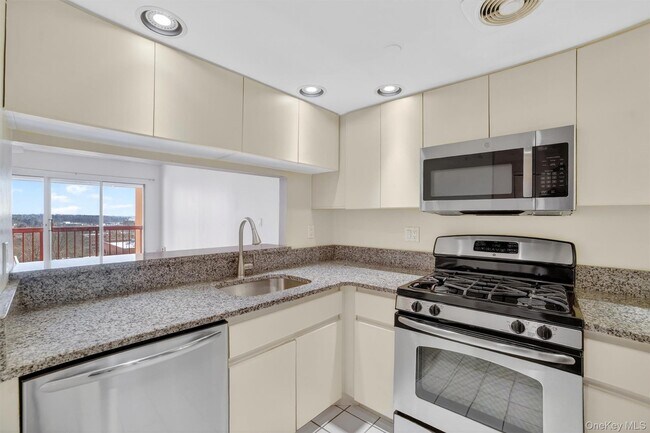 Building Photo - 10 Stewart Pl