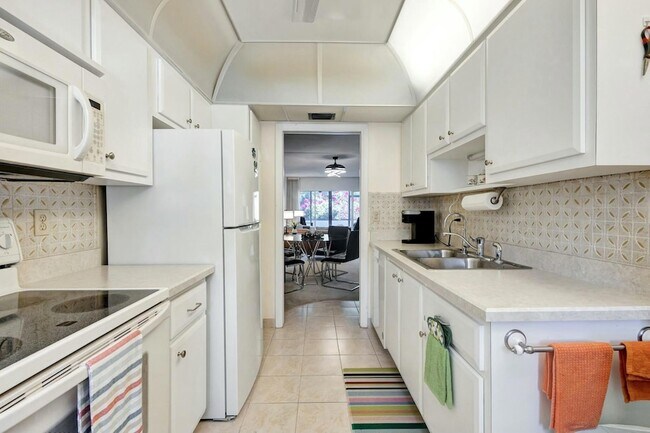 Building Photo - 2320 SW 22nd Ave