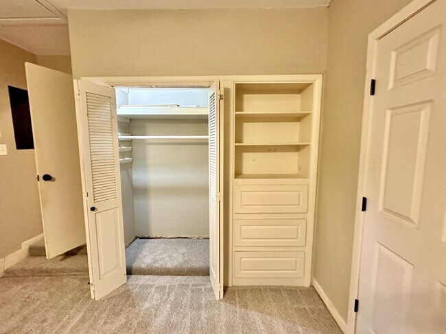 Building Photo - 1926 Laurelwood Dr