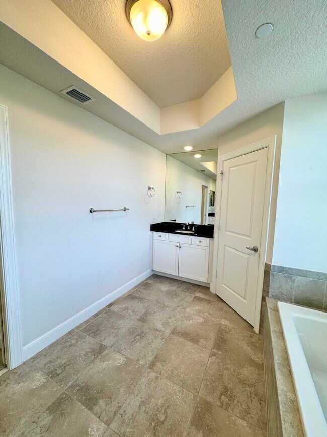 Building Photo - 341 Bay Colony Dr N