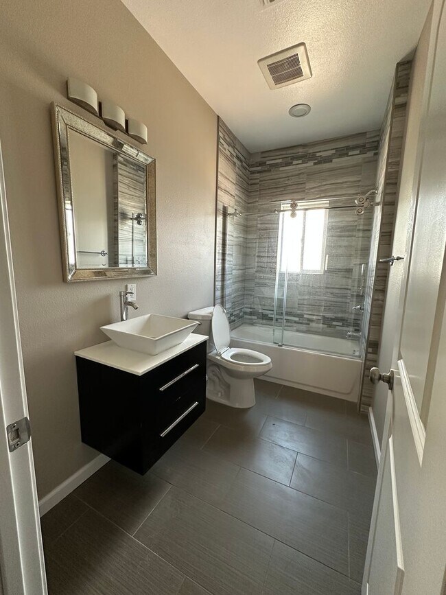 Building Photo - Beautiful, Updated 3 bedroom 2 bathroom ho...